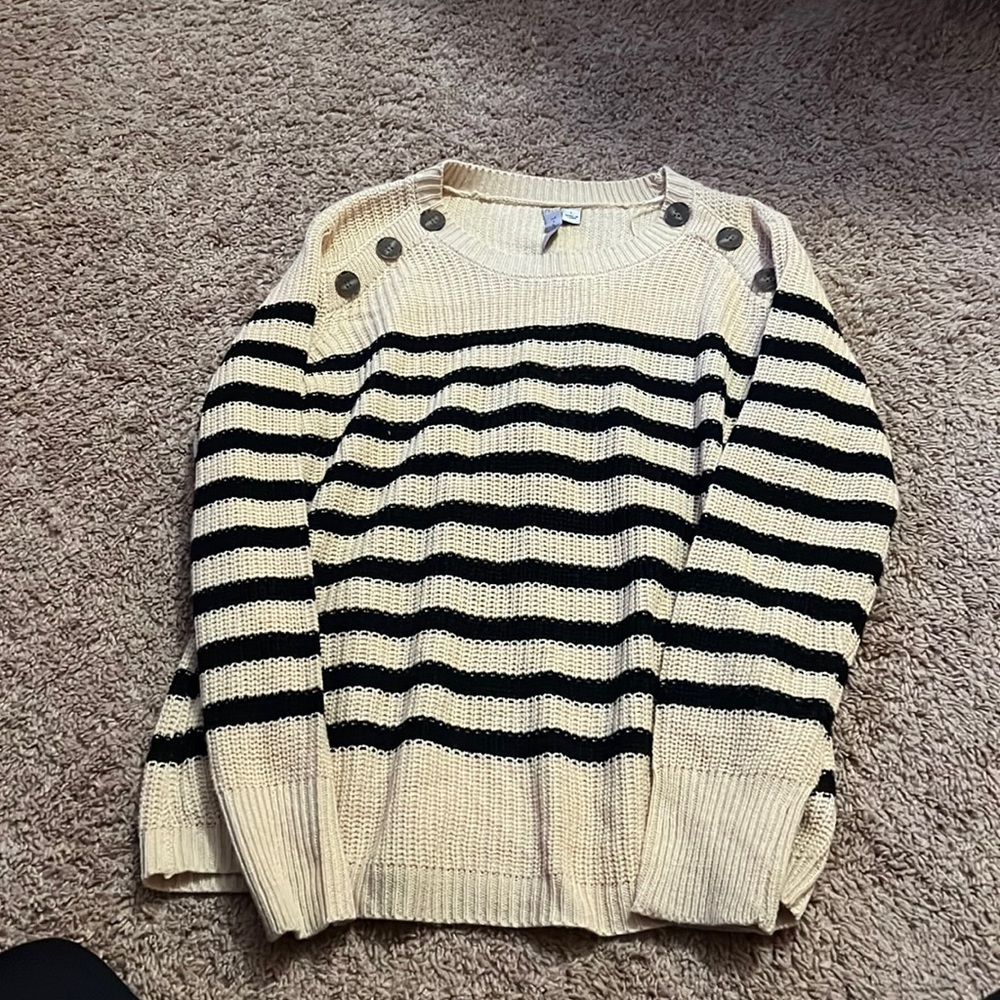 Lightweight sweater with button detail